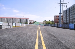 托子沖南路主幅路通車，新學校旁拉通了一條便民路